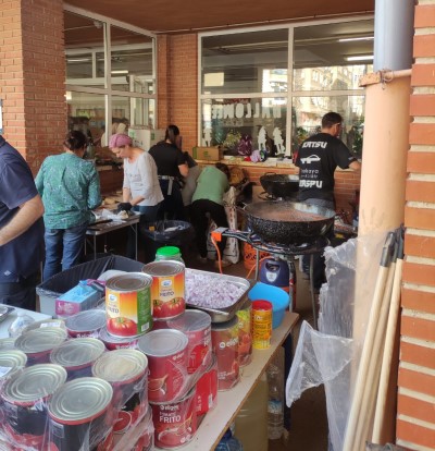 Equipo del cocinero Héctor García, del restaurante Katsu de Almería, preparando coimidas en Alfafar
