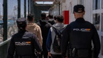 La Policía Nacional detiene en Almería al patrón de una patera con nueve migrantes