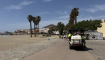 Níjar retira más de 40 toneladas de residuos de las playas urbanas