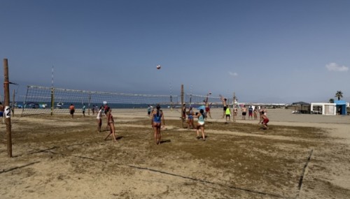 El II Torneo de Voléy-Playa de Almerimar reúne a jugadores de todas las edades
