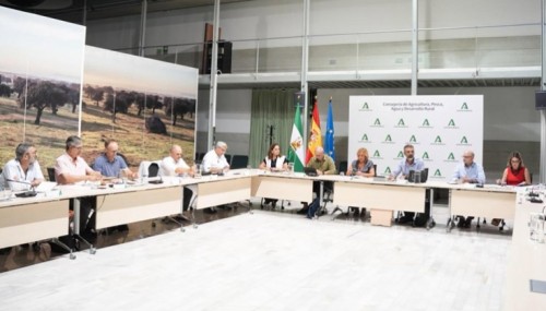 Andalucía analiza los retos del sector agroalimentario con sindicatos y patronal