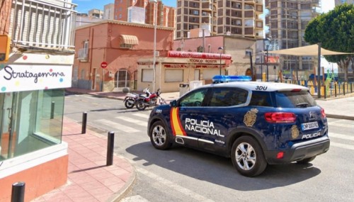 Detenido tras golpear a un anciano por la espalda para robarle el móvil