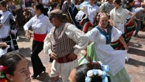 El Fandanguillo de Almería realza la tradición en la Puerta de Purchena