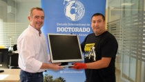 La Escuela de Doctorado dona equipos inform&aacute;ticos a Escuela Solidaria