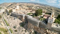 Amigos de la Alcazaba analiza la restauraci&oacute;n de la muralla sur del monumento