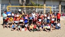 40 ni&ntilde;os participan en el III Dona Beach Soccer, que dirige el internacional Francisco Donaire