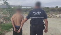 Autoridades evitan un robo y detienen a dos personas en Los Escullos