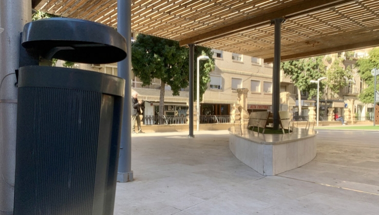 Almer&iacute;a destina m&aacute;s de 138.000 euros a la compra de papeleras y bancos