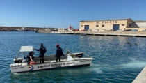 Celebran una jornada de limpieza del fondo marino del puerto pesquero de Almer&iacute;a