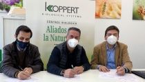 De izquierda a derecha: Juan Miguel Ru&iacute;z, director de EFA Campomar; Juan Carlos Rodr&iacute;guez, delegado de Koppert en Almer&iacute;a y Jos&eacute; Manuel P&eacute;rez, director de EFA El Soto.