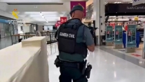 Detenido tras intentar llevarse ropa sin pagar en un centro comercial de Roquetas