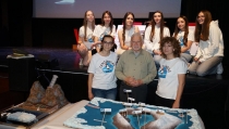 El cient&iacute;fico Javier Cacho felicita a los alumnos del IES La Puebla de V&iacute;car
