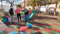 Adra renueva dos parques infantiles en avenida del Mediterr&aacute;neo y La Curva