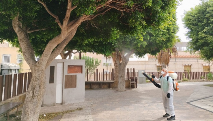 Adra realiza trabajos de limpieza y desinfecci&oacute;n en centros escolares y calles