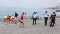 Adra realiza un simulacro de rescate de un ba&ntilde;ista en la playa de la Sirena Loca