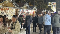 La zambombas llegan a su fin en la Plaza de las Velas y en el barrio de Regiones