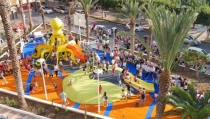 Adra inaugura el renovado Parque de La Isla con un pulpo de cinco metros