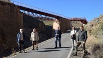 El alcalde, concejales y miembros de Asafal, delante del puente de El Molinillo, el m&aacute;s espectacular de la V&iacute;a Verde.