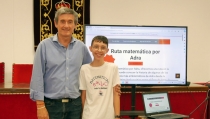 Un alumno de ESO del IES Abdera presenta el proyecto 'Ruta Matem&aacute;tica por Adra'