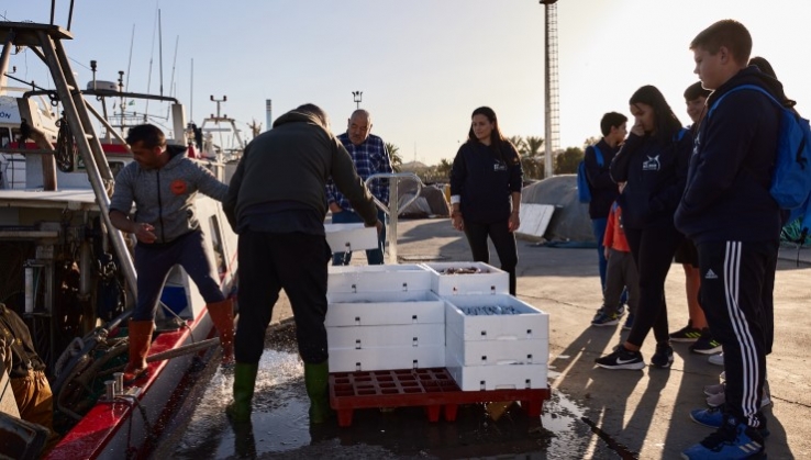 La cooperativa Carbopesca muestra la cultura pesquera a los j&oacute;venes de Carboneras