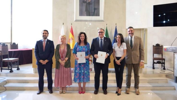 Junta y Almer&iacute;a firman el convenio para coordinar el control de viviendas de uso tur&iacute;stico