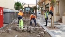 El Ejido comienza los trabajos de sustituci&oacute;n del adoquinado para mejorar el tr&aacute;nsito