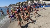 M&aacute;s de 200 nadadores participan en la Traves&iacute;a a Nado Puerto de Aguadulce