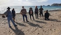 Voluntarios limpian la playa de las Palmeras de San Juan de los Terreros