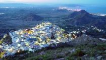 Moj&aacute;car promociona sus playas y su oferta cultural y deportiva para atraer turistas
