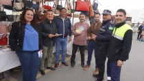 Los vendedores ambulantes de Carboneras, concienciados con la limpieza