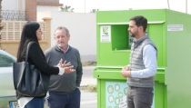 Adra fomenta el reciclaje de ropa instalando seis nuevos contenedores