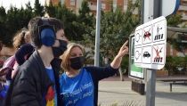 V&iacute;car estrena pasos de peatones adaptados a menores con autismo