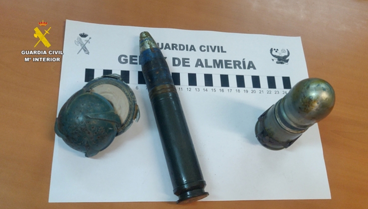 La Guardia Civil recupera dos granadas de mano y otras armas en Fond&oacute;n