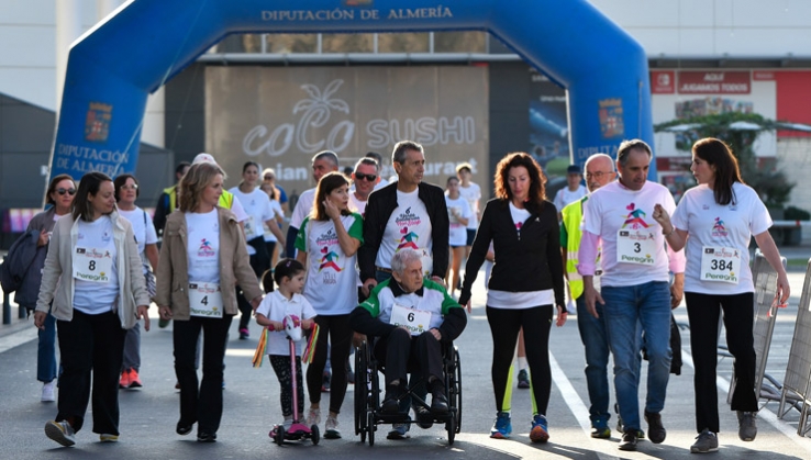 M&aacute;s de 1.500 almerienses participan en la carrera solidaria Seis Horas Non Stop