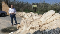 Cs denuncia el vertido de residuos agr&iacute;colas a la entrada de Punta Entinas