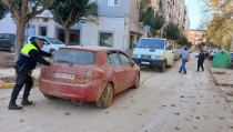 Agentes de la Polic&iacute;a Local de Roquetas ayudan en Catarroja tras los da&ntilde;os de la DANA