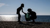 Cerca de cien voluntarios colaboran en la limpieza de la playa del Bobar
