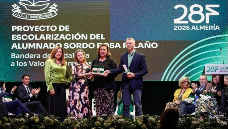 Once personas y entidades de Almer&iacute;a reciben la Bandera de Andaluc&iacute;a por el 28F