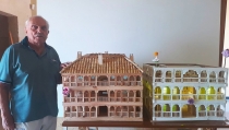 Pedro Checa expone maquetas de viviendas en madera en el Faro de Roquetas
