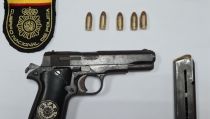Detenido un hombre que portaba un arma de fuego en un local de alterne