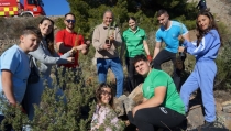 Escolares de V&iacute;car participan en una repoblaci&oacute;n de &aacute;rboles en Sierra de G&aacute;dor