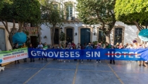 Genoveses Sin Hotel lleva a cabo una cacerolada ante el Ayuntamiento de N&iacute;jar