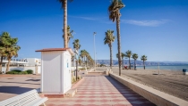 Roquetas de Mar instalar&aacute; aseos accesibles en playas y paseos mar&iacute;timos