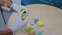 Lanzan pelotas de tenis con hach&iacute;s y coca&iacute;na al patio de la c&aacute;rcel de Almer&iacute;a