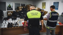 Desmantelan un negocio de venta de ropa deportiva falsificada en Albox