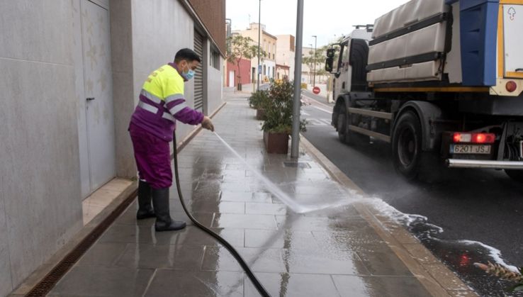 Almer&iacute;a pone en marcha un plan especial para limpiar las calles tras la calima