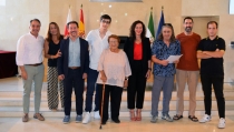 Josefa Ropero, 'alcaldesa' de Las Salinas, recibe el Escudo de Oro de Almer&iacute;a
