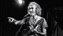 El cantautor Christian Schnack presenta 'Una décima de felicidad' en Almería