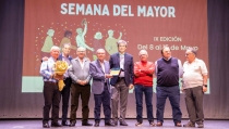Adra rinde un emotivo homenaje a sus mayores en la Gala de la Semana del Mayor