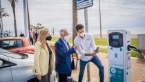Roquetas de Mar instala tres puntos de recarga gratuita para veh&iacute;culos el&eacute;ctricos